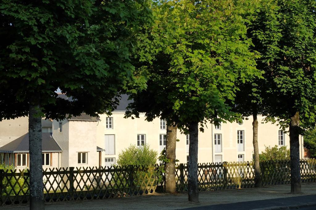 Gite Des Grands Moulins De Bauge Exteriör bild